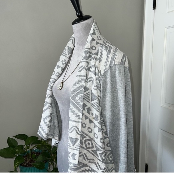 Maurice’s grey Aztec cardigan size large - Picture 4 of 7